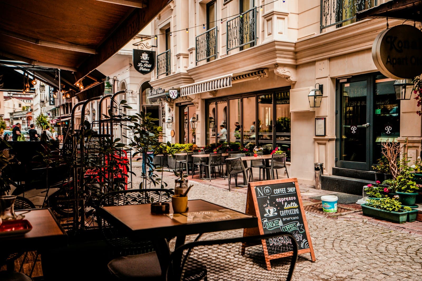 Müşterilerini bekleyen bir sokak kafesi